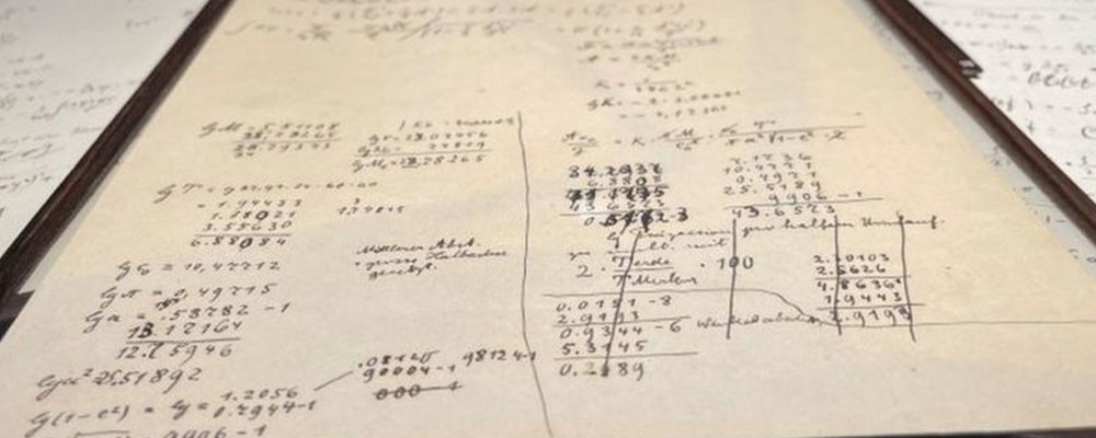 Einstein'ın görelilik kuramı formüllerini yazdığı defter 13 milyon dolara satıldı