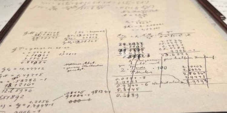 Einstein'ın görelilik kuramı formüllerini yazdığı defter 13 milyon dolara satıldı