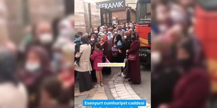 Ekmeğe gelen zamlardan sonra İstanbul ve Ankara’da halk ekmek kuyrukları oluştu