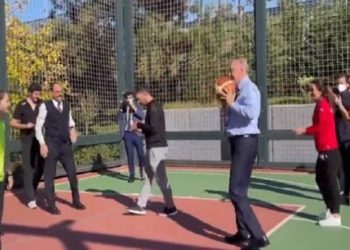 Erdoğan gençlerle basketbol oynadı!