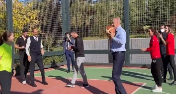 Erdoğan gençlerle basketbol oynadı!