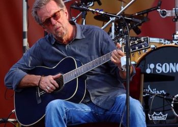 Eric Clapton’ın gitarı açık artırmada 625 bin dolara satıldı