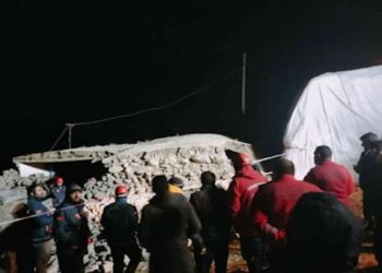 Erzurum'daki depremde 45 ev hasarlı: Geceyi sokakta geçirdiler