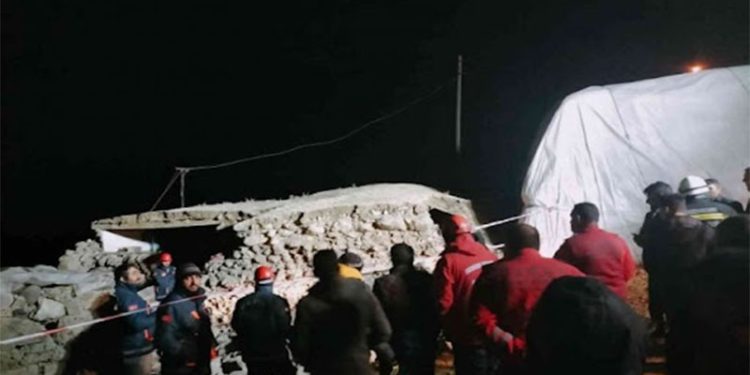 Erzurum'daki depremde 45 ev hasarlı: Geceyi sokakta geçirdiler