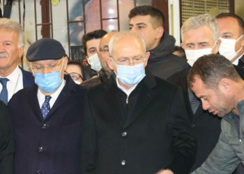 Esnaf 'Bizim kırmızı halımız yok' diyerek sırtındaki montu yere serdi, Kılıçdaroğlu basmadan geçti