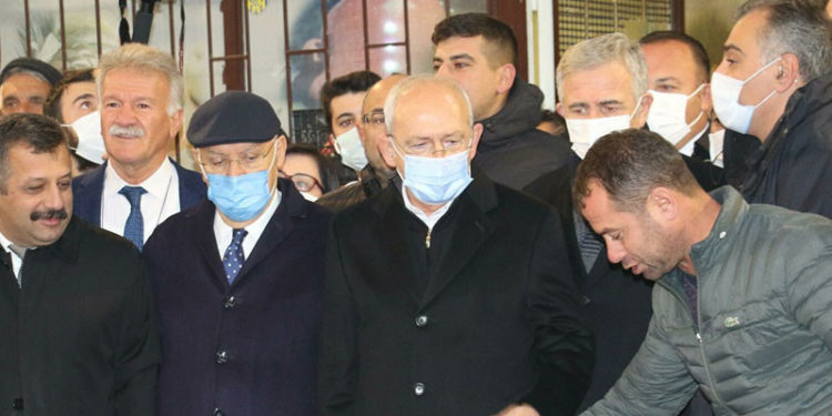 Esnaf 'Bizim kırmızı halımız yok' diyerek sırtındaki montu yere serdi, Kılıçdaroğlu basmadan geçti