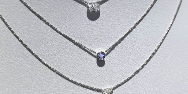 Evdeki gümüşlerin karardığını gören kadın, tüm ailesini zehirlenerek ölmekten kurtardı