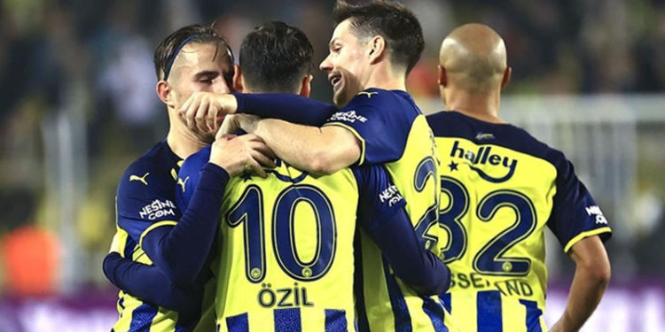 Fenerbahçe 1 puanı son saniyede kurtardı