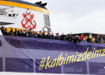 Fenerbahçe, Atatürk'ü Dolmabahçe açıklarında andı