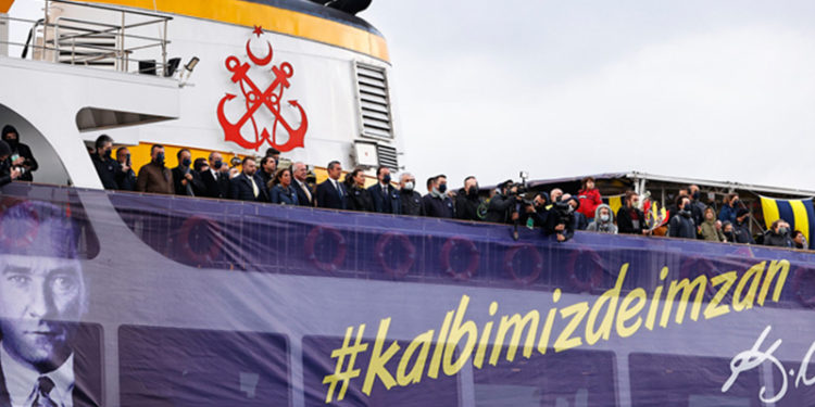 Fenerbahçe, Atatürk'ü Dolmabahçe açıklarında andı