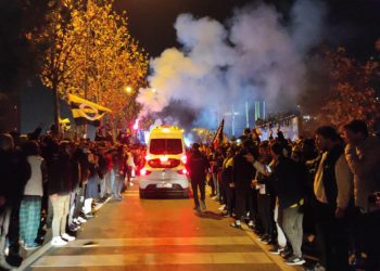 Fenerbahçe kafilesine Samandıra'da coşkulu karşılama