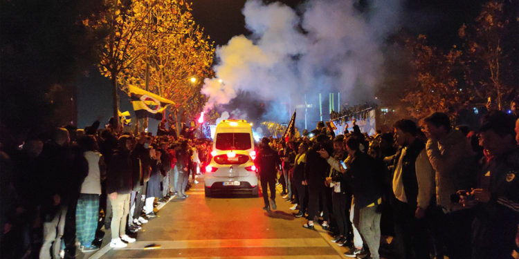 Fenerbahçe kafilesine Samandıra'da coşkulu karşılama