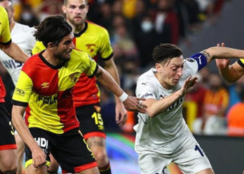 Fenerbahçe, lider Trabzonspor'un 12 puan gerisine düştü