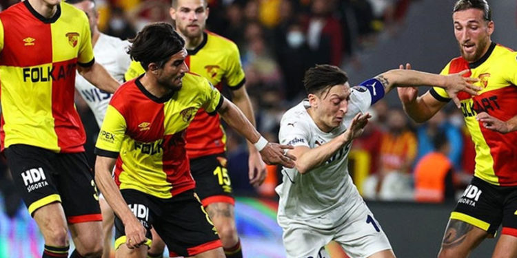 Fenerbahçe, lider Trabzonspor'un 12 puan gerisine düştü