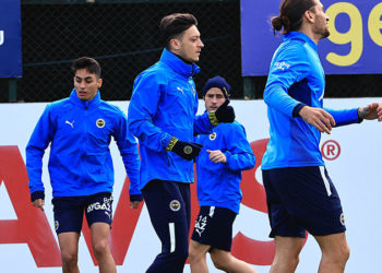 Fenerbahçe'de Mesut Özil takımla çalıştı