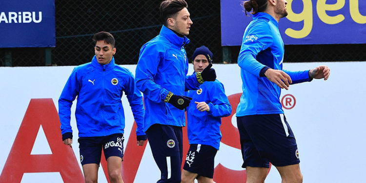 Fenerbahçe'de Mesut Özil takımla çalıştı