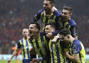 Fenerbahçe'de kara bulutlar, Galatasaray galibiyetiyle dağıldı