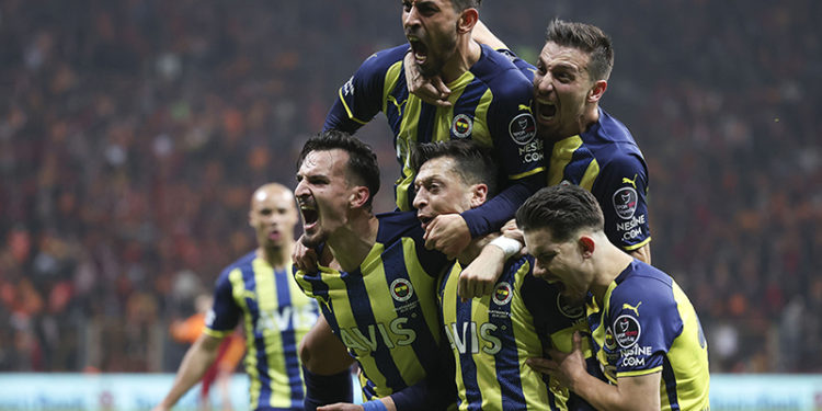 Fenerbahçe'de kara bulutlar, Galatasaray galibiyetiyle dağıldı