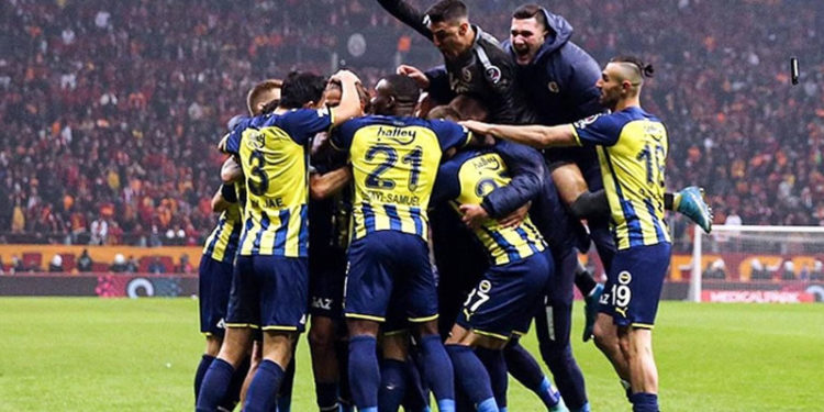 Fenerbahçe'de kötü hava Galatasaray galibiyetiyle dağıldı