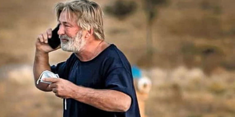 Film setinde kazara bir kişiyi öldüren Alec Baldwin’e bir dava daha: Senaryoda silah ateşlenmiyordu