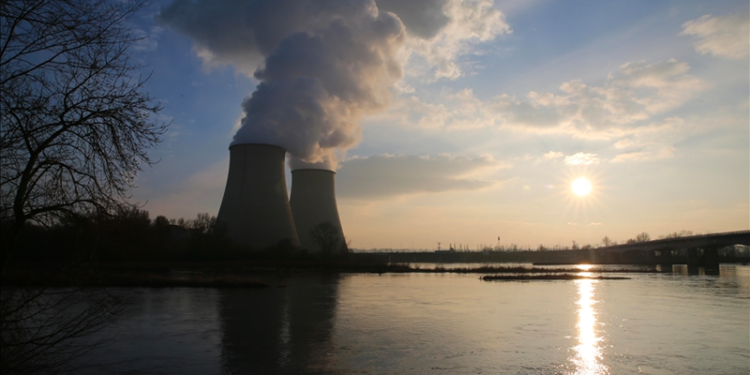 Fransa onlarca yıl aradan sonra nükleer santral inşa edecek