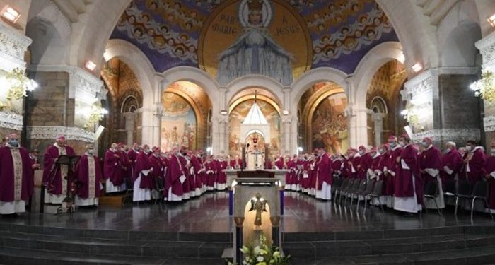 Fransız Katolik Kilisesi cinsel istismar mağdurlarına tazminat ödemeyi kabul etti