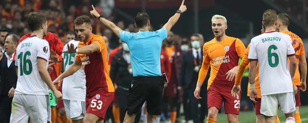 Galatasaray-Lokomotiv Moskova maçında "kural hatası" iddiası: "Hakem 'gösterdim ve atmadım' derse kural hatası ve maç tekrarı olur"