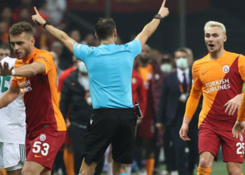 Galatasaray-Lokomotiv Moskova maçında "kural hatası" iddiası: "Hakem 'gösterdim ve atmadım' derse kural hatası ve maç tekrarı olur"