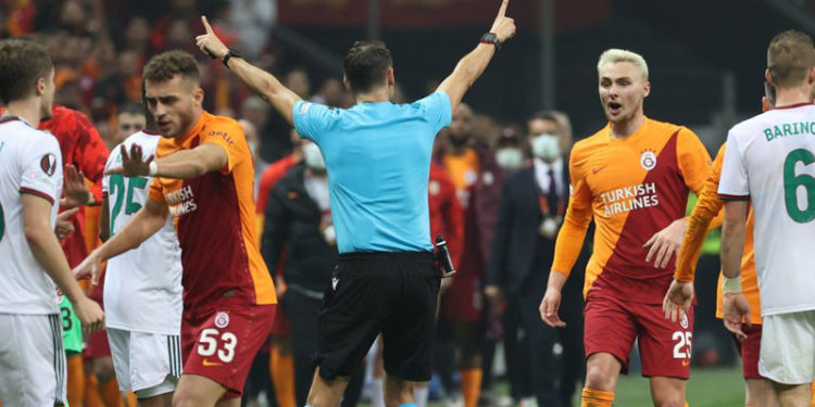 Galatasaray-Lokomotiv Moskova maçında "kural hatası" iddiası: "Hakem 'gösterdim ve atmadım' derse kural hatası ve maç tekrarı olur"