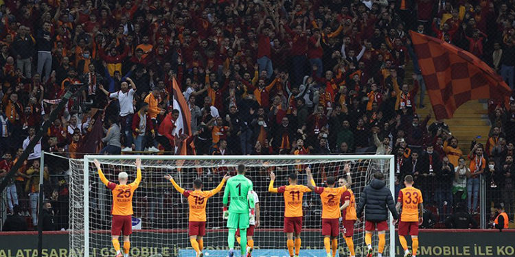 Galatasaray'ın tam kapasite seyirci kararı ne anlama geliyor; TFF talimatı ne diyor?