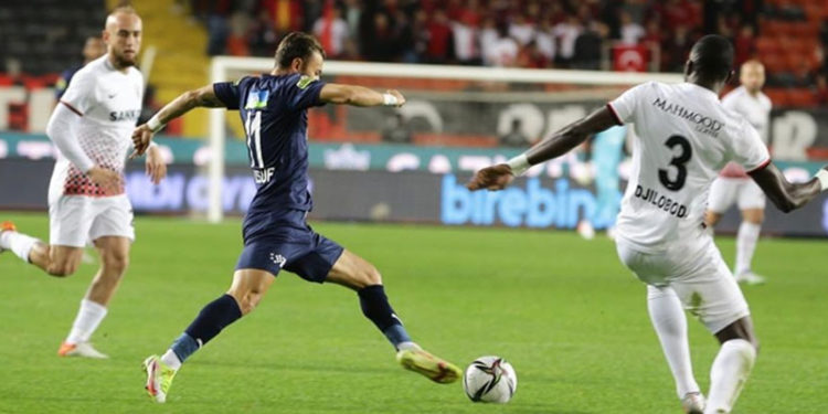 Gaziantep FK-Kasımpaşa karşılaşması son düdüğün ardından 4 dakika daha oynandı