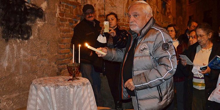 Gelibolu'da Museviler Hanuka Bayramı'nı mum yakarak kutladı