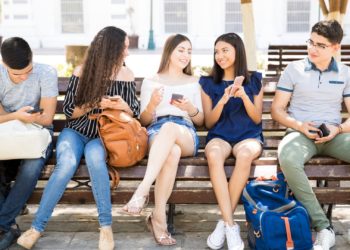 Gençlerin yüzde 61'i 'daha iyi bir yaşam' için göç etmek istiyor