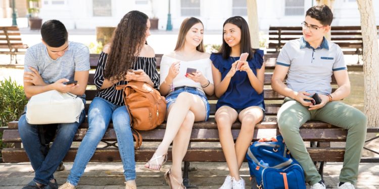 Gençlerin yüzde 61'i 'daha iyi bir yaşam' için göç etmek istiyor