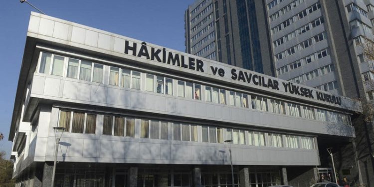 Gerçeğe aykırı duruşma zaptı düzenleyen hakim, HSK’ye şikayet edildi