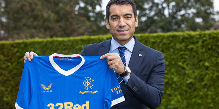 Glasgow Rangers, teknik direktörlük görevine Giovanni van Bronckhorst'u getirdi