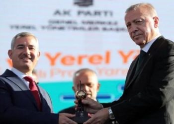 Gri pasaportla yurt dışına insan kaçırmışlardı, Erdoğan ödül verdi