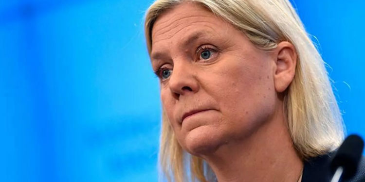 Göreve geldikten saatler sonra istifa eden İsveç'in ilk kadın başbakanı yeniden seçildi