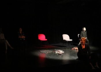 Gülistan Doku için tiyatro gösterimi