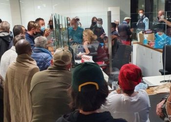 Güney Afrika'dan Hollanda'ya uçan 61 yolcunun testleri pozitif çıktı, Omicron olup olmadığı incelenecek