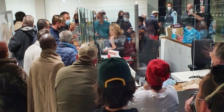 Güney Afrika'dan Hollanda'ya uçan 61 yolcunun testleri pozitif çıktı, Omicron olup olmadığı incelenecek