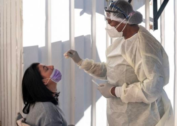 Güney Afrika'dan seyahat kısıtlamalarına tepki: Omicron'u erken tespit ettik diye cezalandırıldık