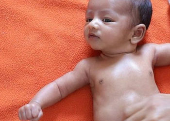 Güney Asya'da bebeklerin hayatını kurtaran yüzlerce yıllık gelenek: Faydalı yağlarla yapılan bebek masajı