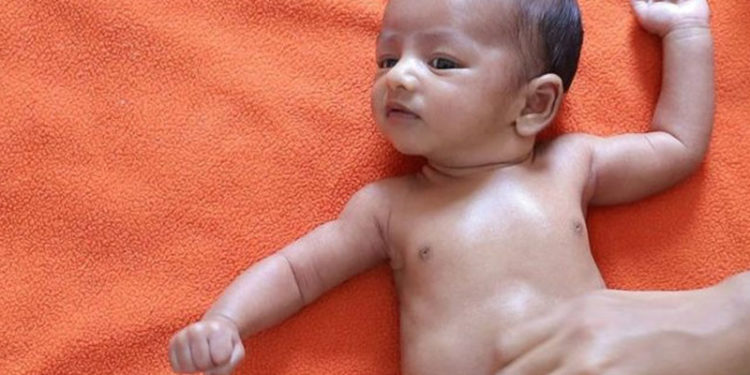 Güney Asya'da bebeklerin hayatını kurtaran yüzlerce yıllık gelenek: Faydalı yağlarla yapılan bebek masajı