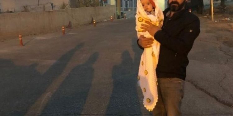 HDP gözaltıları: 4 aylık bebek emniyetin önünde süt bekliyor