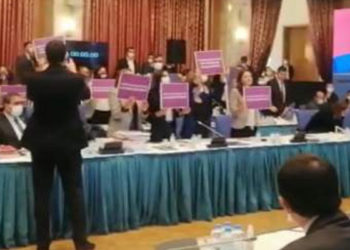 HDP'li vekiller Komisyon görüşmesinde "İstanbul Sözleşmesi'ni geri getireceğiz" pankartı açtı, AKP'li vekil tepki gösterdi