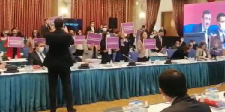 HDP'li vekiller Komisyon görüşmesinde "İstanbul Sözleşmesi'ni geri getireceğiz" pankartı açtı, AKP'li vekil tepki gösterdi
