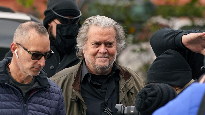 Hakkında iddianame hazırlanan Trump'ın eski danışmanı Bannon FBI'a teslim oldu