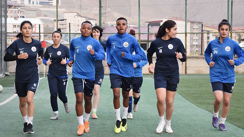 Hakkari'de 2 Afrikalı kadın futbolcu top koşturuyor