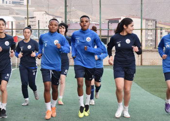 Hakkari'de 2 Afrikalı kadın futbolcu top koşturuyor
